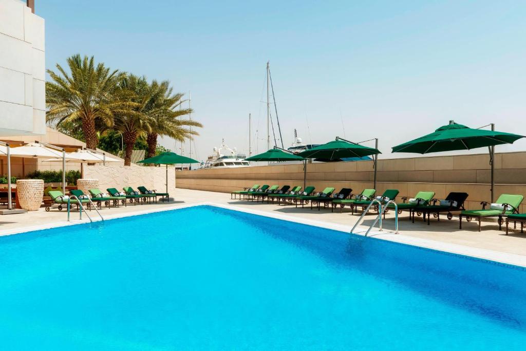 Bazén v ubytování Sheraton Dubai Creek Hotel & Towers nebo v jeho okolí
