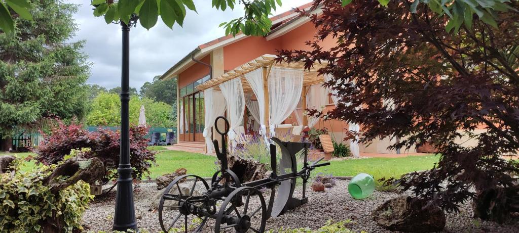 una casa con una bicicleta estacionada frente a ella en FINCA LA GRANDA DE LA CONCHA en Nueva de Llanes