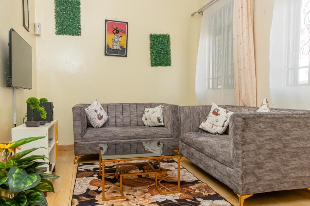 een woonkamer met een bank en een tafel bij loita apartment in Mombasa