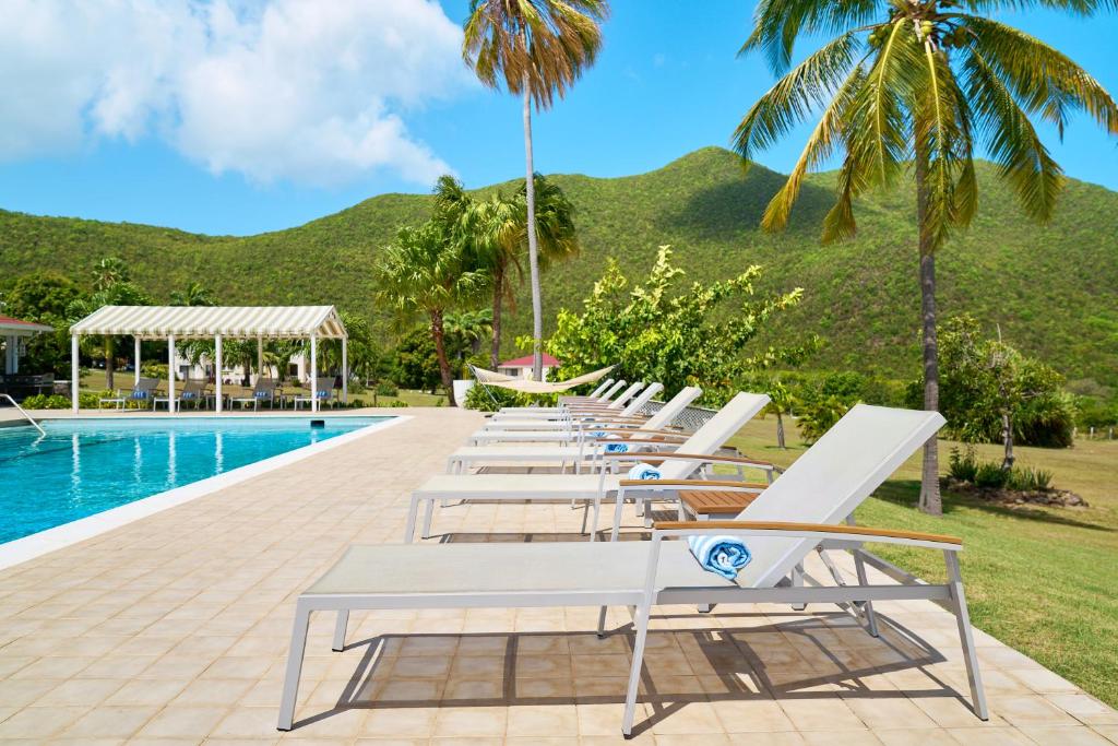 Bazén v ubytování Mount Nevis Hotel nebo v jeho okolí