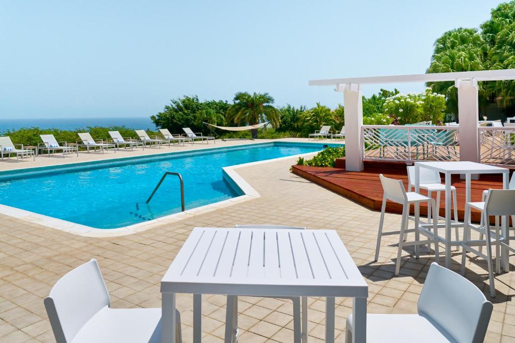 Bazén v ubytování Mount Nevis Hotel nebo v jeho okolí