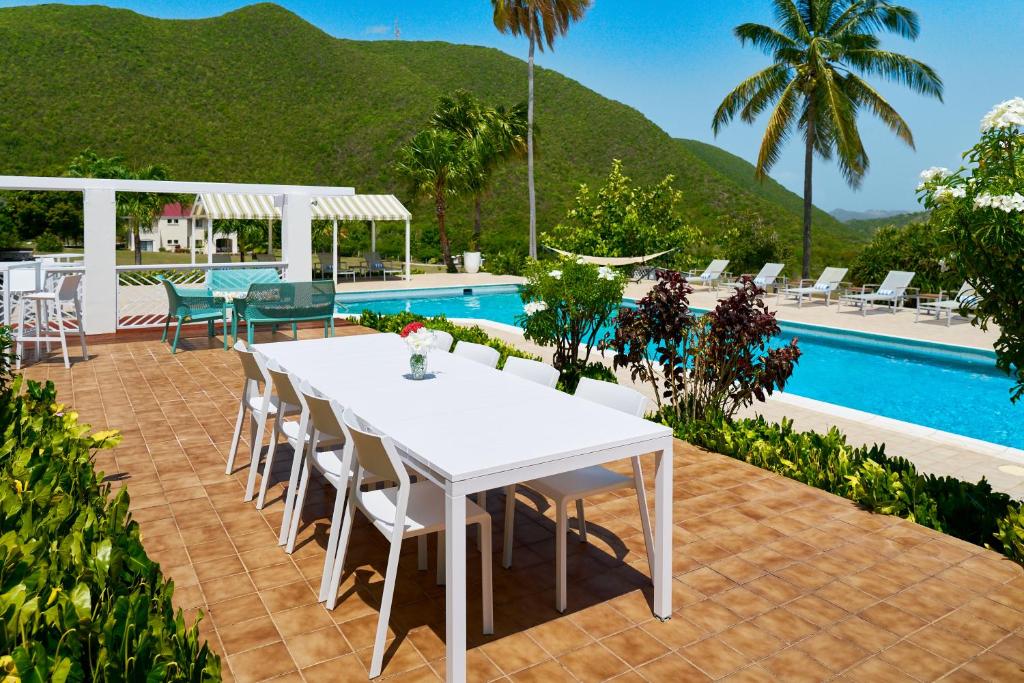 Bazén v ubytování Mount Nevis Hotel nebo v jeho okolí