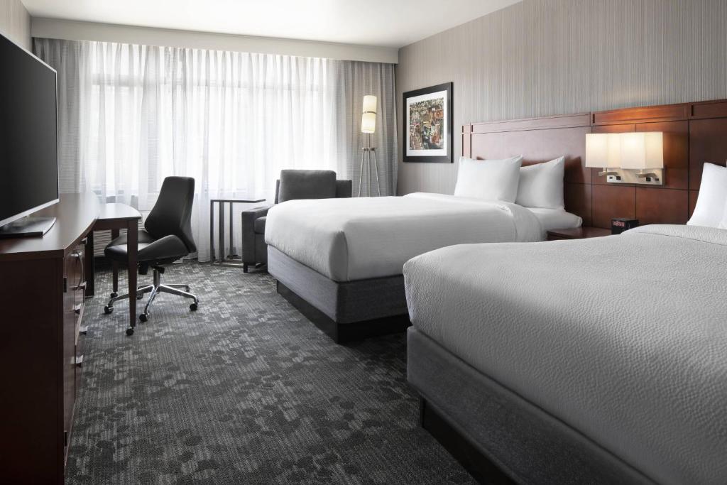 Courtyard Seattle Downtown/Lake Union - Queen Guest Room With Two Queen Beds