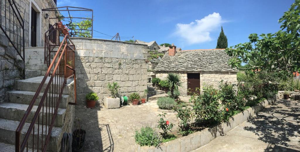 a garden in a stone building with stairs and plants at Augustinovi Dvori in Škrip