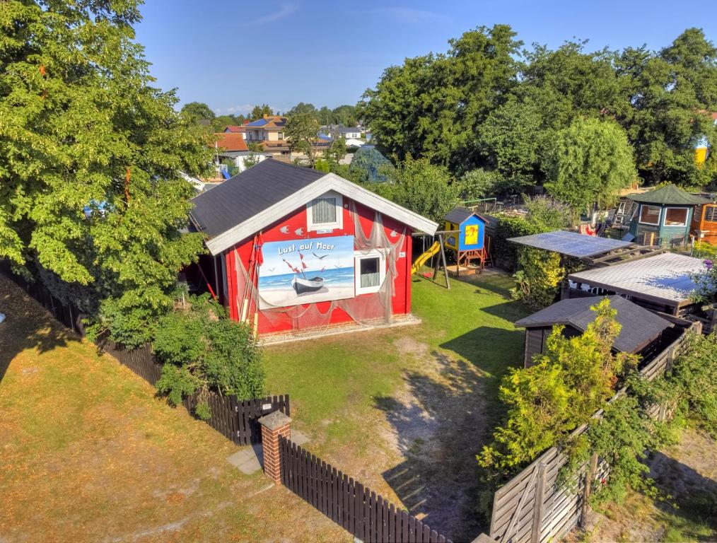 una vista aérea de un cobertizo rojo con un parque infantil en Zinnowitz, Haus Jörn en Zinnowitz