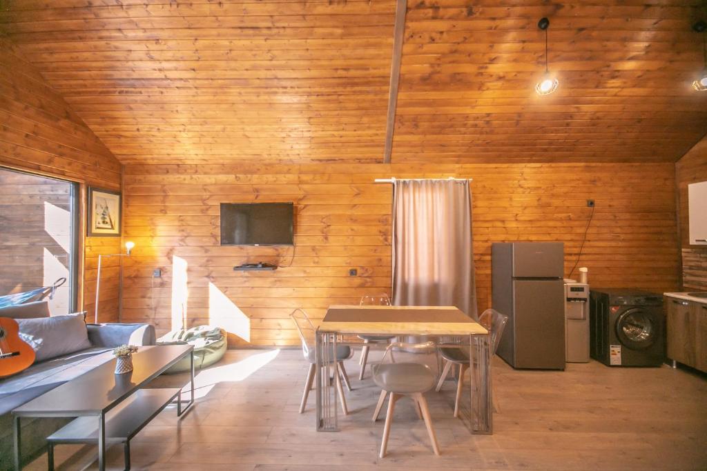 TV a/nebo společenská místnost v ubytování Shaori Lake Cottages