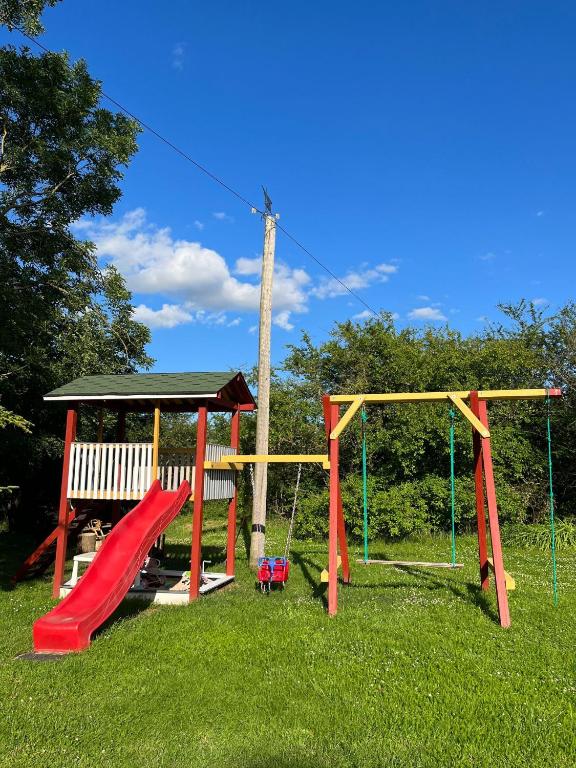 Herní místnost nebo prostor pro děti v ubytování Upmaļi