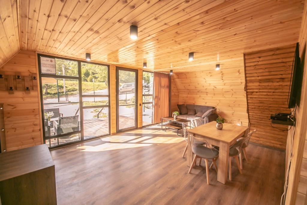 Fotografie z fotogalerie ubytování Shaori Lake Cottages v destinaci Kharistʼvala