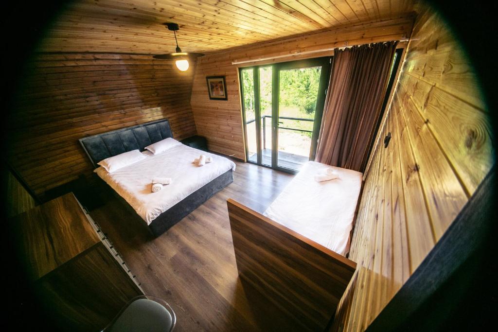 Postel nebo postele na pokoji v ubytování Shaori Lake Cottages
