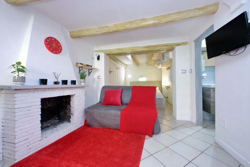 ein Wohnzimmer mit einem Sofa und einem Kamin in der Unterkunft Al moretto in Rom