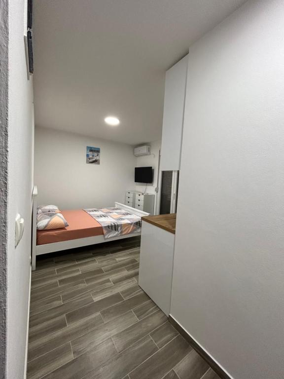 Habitación con cama y habitación pequeña con armario. en NNL Apartments, en Bar