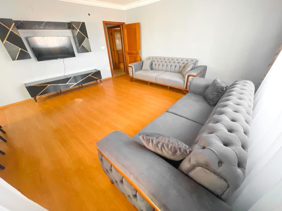 - un salon avec un canapé et une télévision dans l'établissement A family apartment in a quiet area, à Istanbul