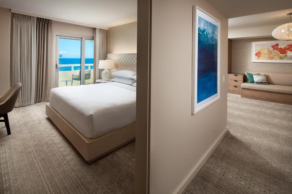 Postel nebo postele na pokoji v ubytování Sheraton Waikiki Beach Resort