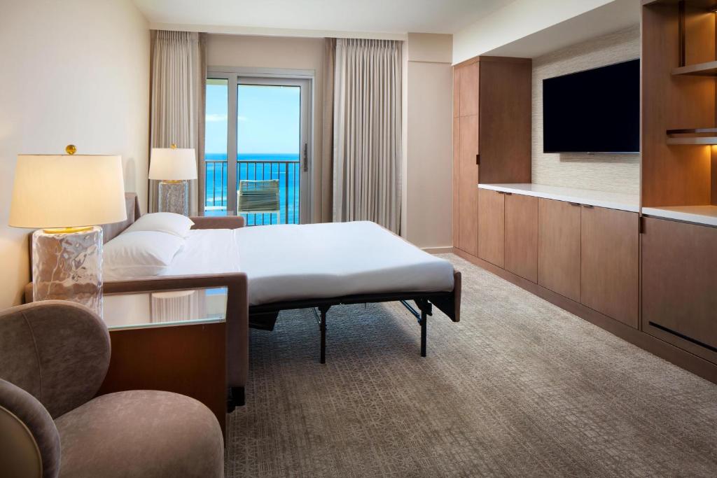 Postel nebo postele na pokoji v ubytování Sheraton Waikiki Beach Resort