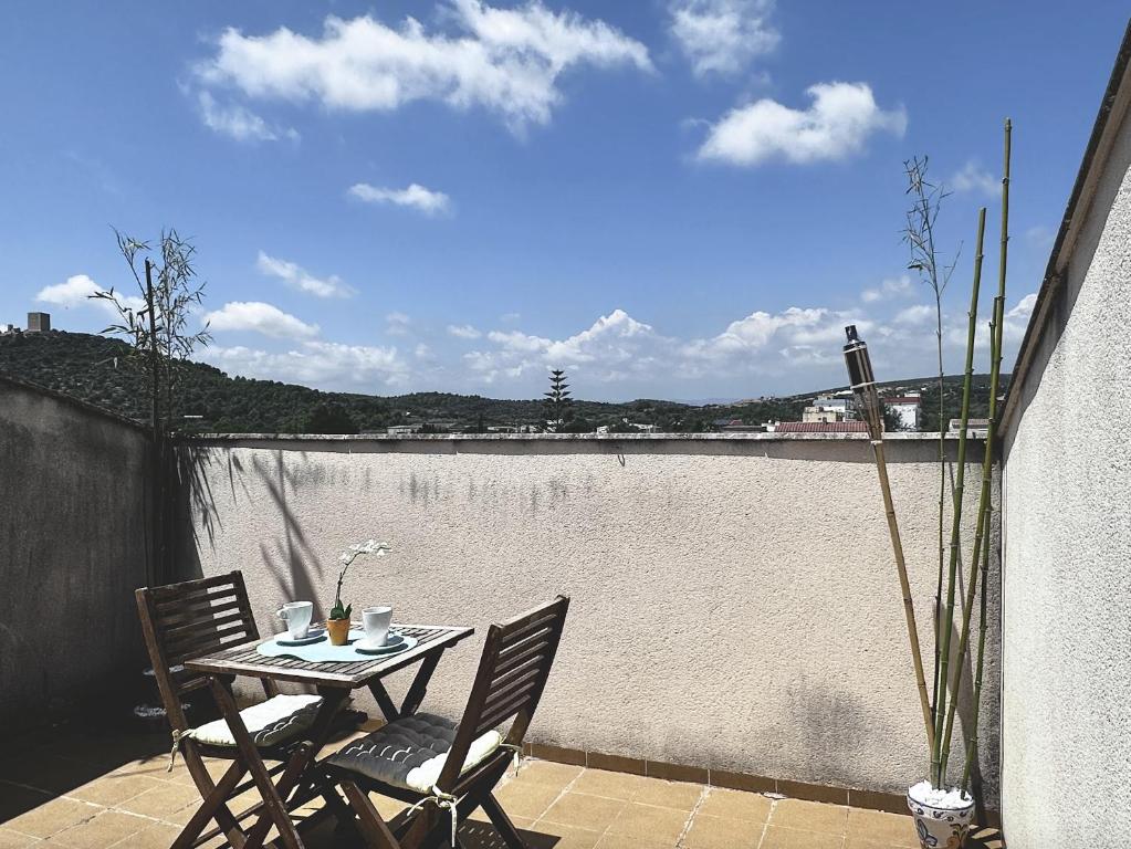 d'une table et de chaises sur un balcon avec vue sur le lac. dans l'établissement Ático dúplex con magnificas vistas, à Ulldecona