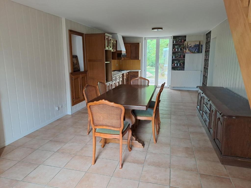 a kitchen and dining room with a table and chairs at Maison du parc in Bouconville-sur-Madt