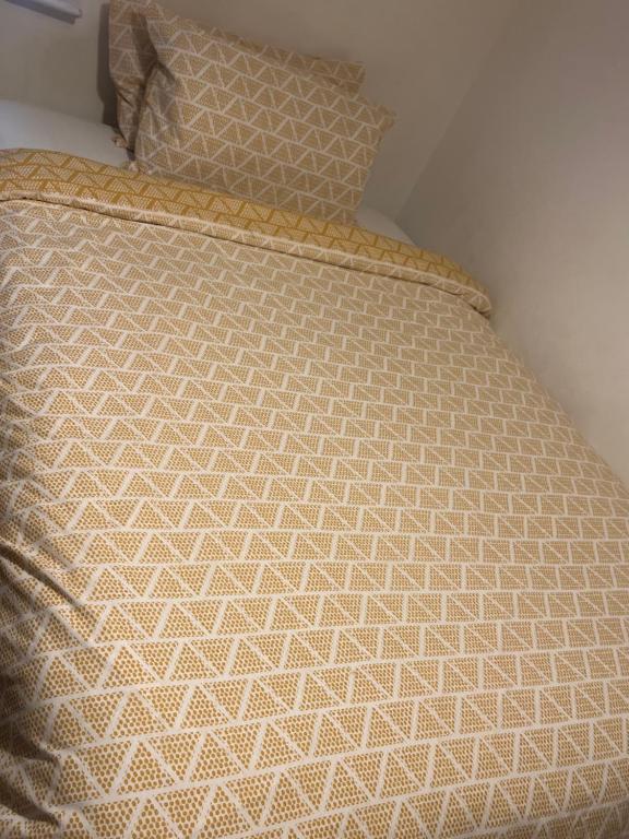 łóżko z kołdrą i poduszkami w obiekcie The Right Place. A Fabulous/Cozy Double Room w Londynie
