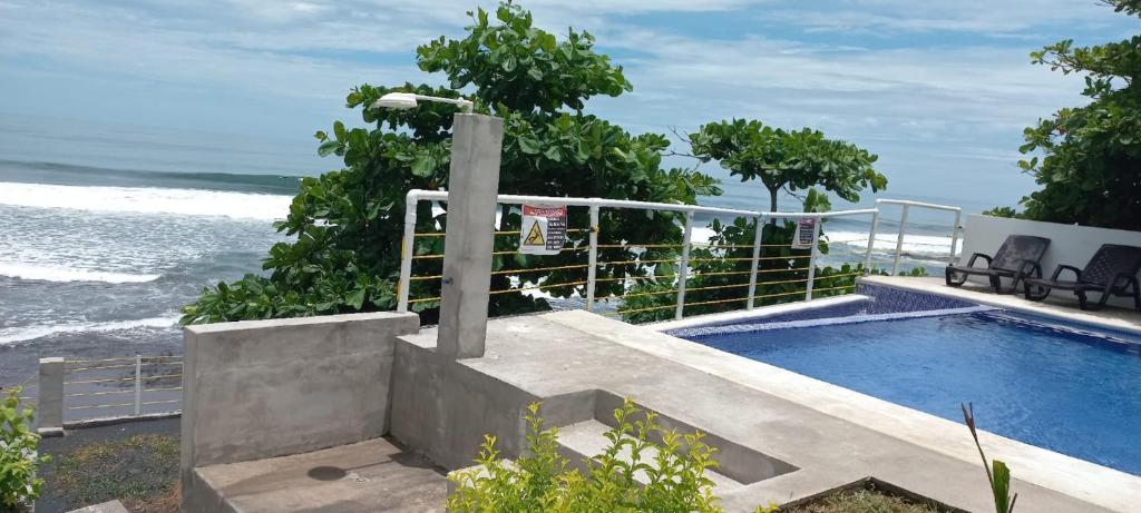 a swimming pool with a view of the ocean at KaiBlue Hotel y Restaurante in La Libertad
