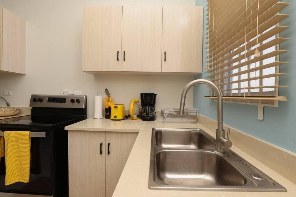 Kuchyň nebo kuchyňský kout v ubytování Osmax Oasis, 2 BD and 2 BA, Gated, near Puerto Seco Beach