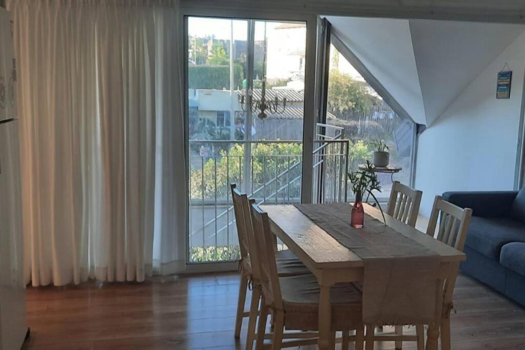 ירוק בגולן في قصرين: طاولة طعام وكراسي في غرفة المعيشة