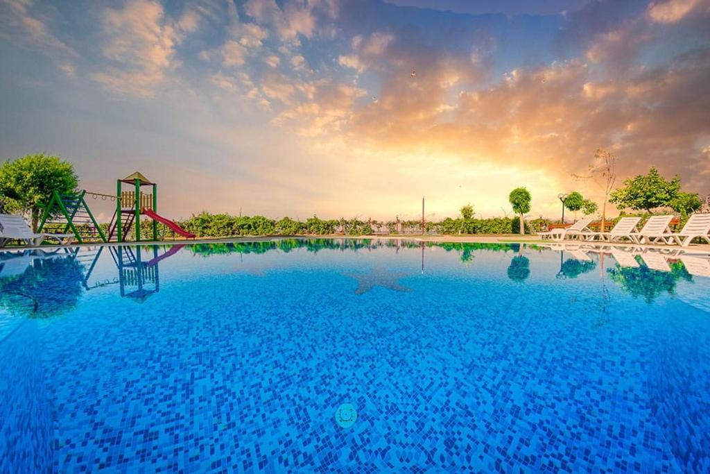 a large pool of blue water with a playground at Apartment Ferienunterkunft Strandnähe mit Pools in Sunny Beach