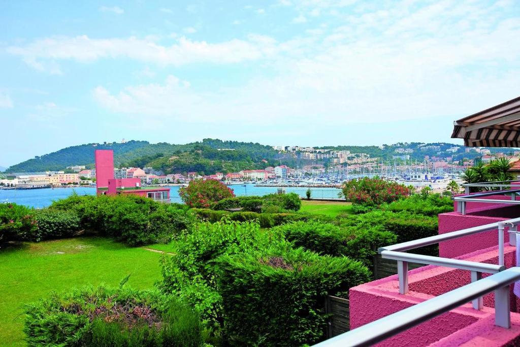 einen Balkon mit Blick auf einen Wasserkörper in der Unterkunft Jardin de la cote d'azur in Saint-Mandrier-sur-Mer