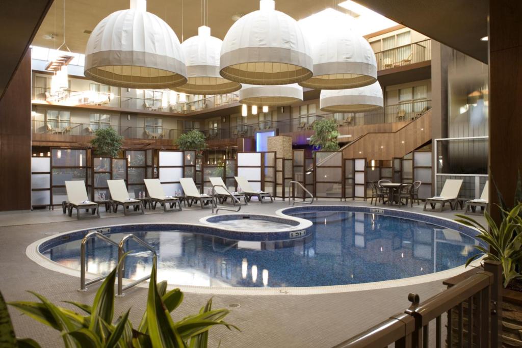 
Deluxe poolside, Guest room, 2 Queen, Atrium Building
