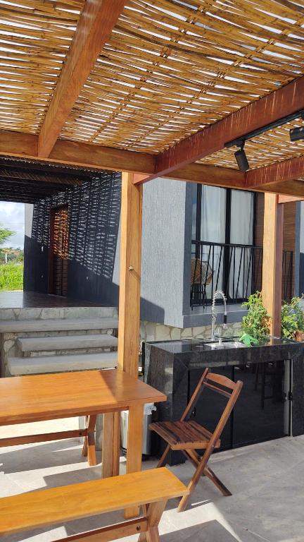 d'une terrasse avec une table en bois et un évier. dans l'établissement CHALE VILAALICE, à Monte das Gameleiras
