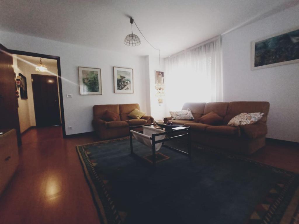 sala de estar con sofá y mesa en CANTALARRANA, en Cangas de Morrazo
