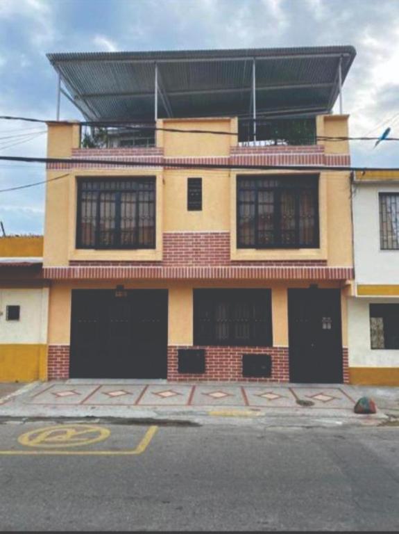 een gebouw met veel garagedeuren in een straat bij Alojamiento Central Ibagué - Parqueadero Moto in Ibagué