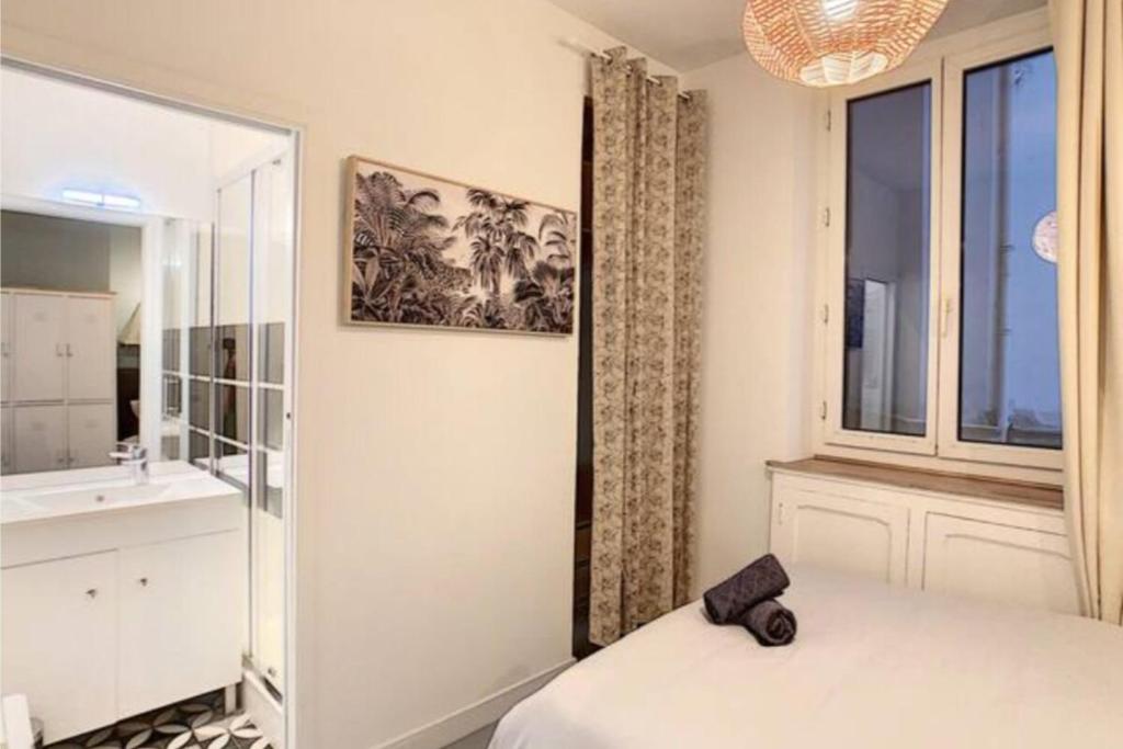 une chambre avec un lit, un lavabo et un miroir dans l'établissement Le Jean Macé-Charmant 2 pers- universités, à Lyon