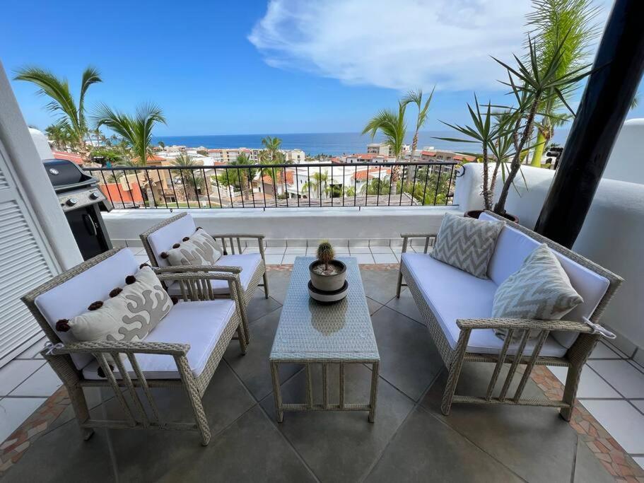 Un balcón con sillas, una mesa y el océano en Upscale 2bdrm Condo In La Jolla, en San José del Cabo