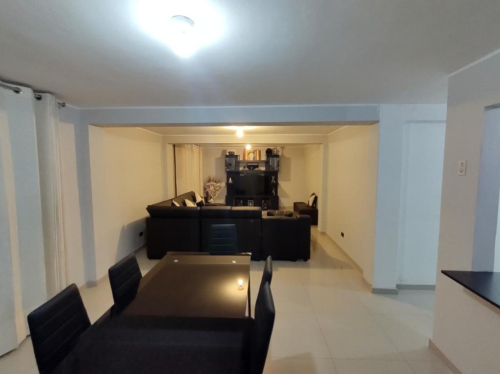 ein Wohnzimmer mit einem Sofa und einem Tisch in der Unterkunft Departamento amplio in Huancayo