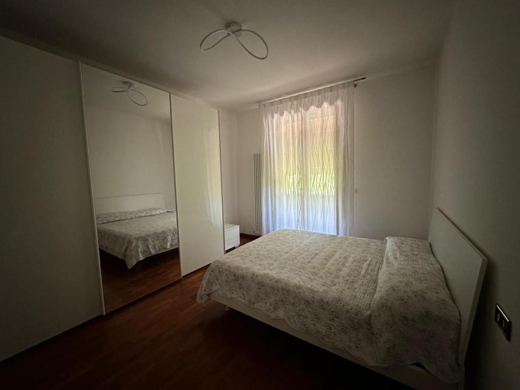 1 dormitorio con 2 camas y un espejo grande en Aden b&b en Casa Calari