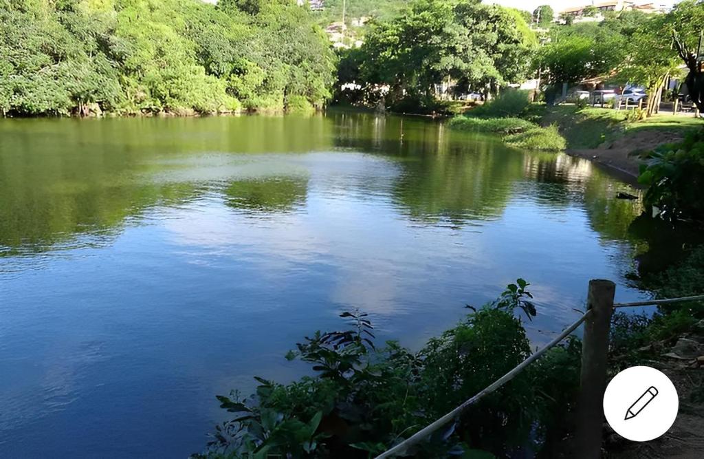 uma vista para um rio com um sinal que em Casa Cantinho de Buzios em Búzios