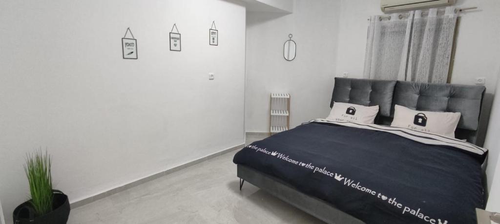 a bedroom with a bed in a white room at דירת נופש in Rekhasim