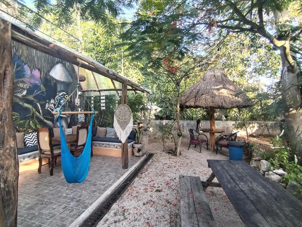 Un jardín fuera de Hostel Casa Xtakay