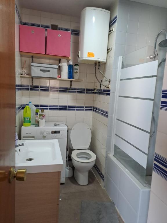 uma pequena casa de banho com WC e lavatório em Playa de poblá farnals em Las Canteras