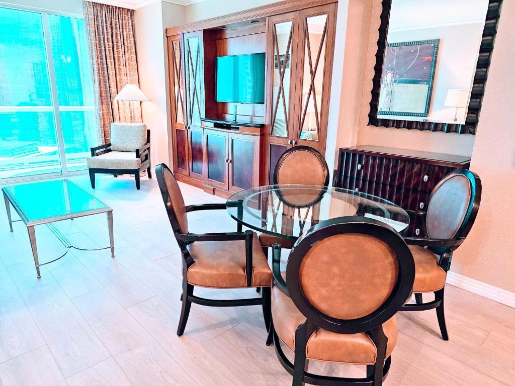 Bazén v ubytování Strip & Sphere view - Separate Living room - 2 Full Bath - Full Kitchen - Balcony - 900 sqft - MGM Signature nebo v jeho okolí
