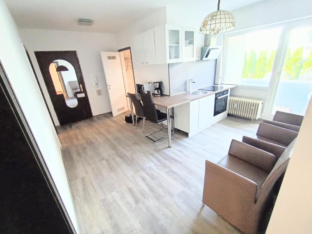 a kitchen and living room with a table and chairs at Möblierte Wohnung in Sulzbach