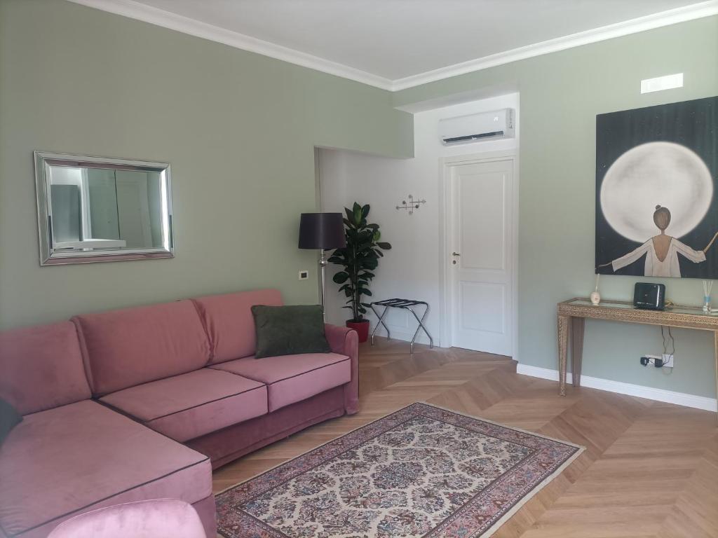 sala de estar con sofá rosa y alfombra en La luna piena in centro en Pescara