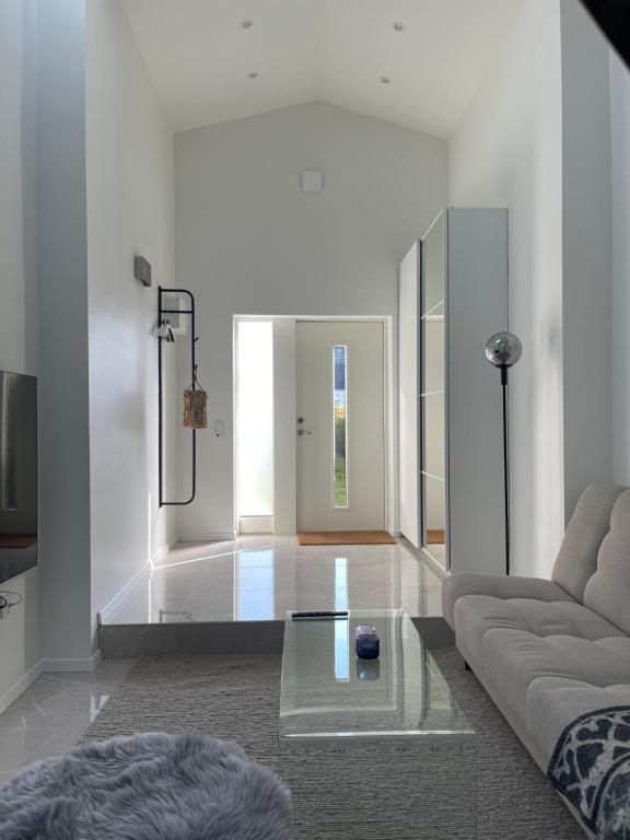 Posezení v ubytování Modern guesthouse with loft