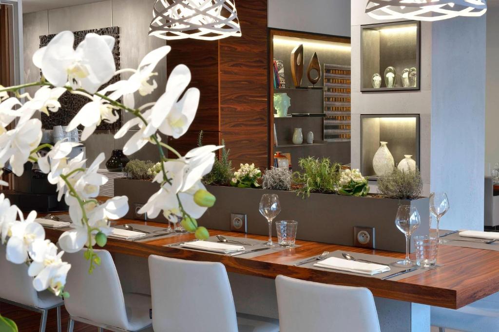 AC Hotel by Marriott Marseille Prado Vélodrome - Resim 36