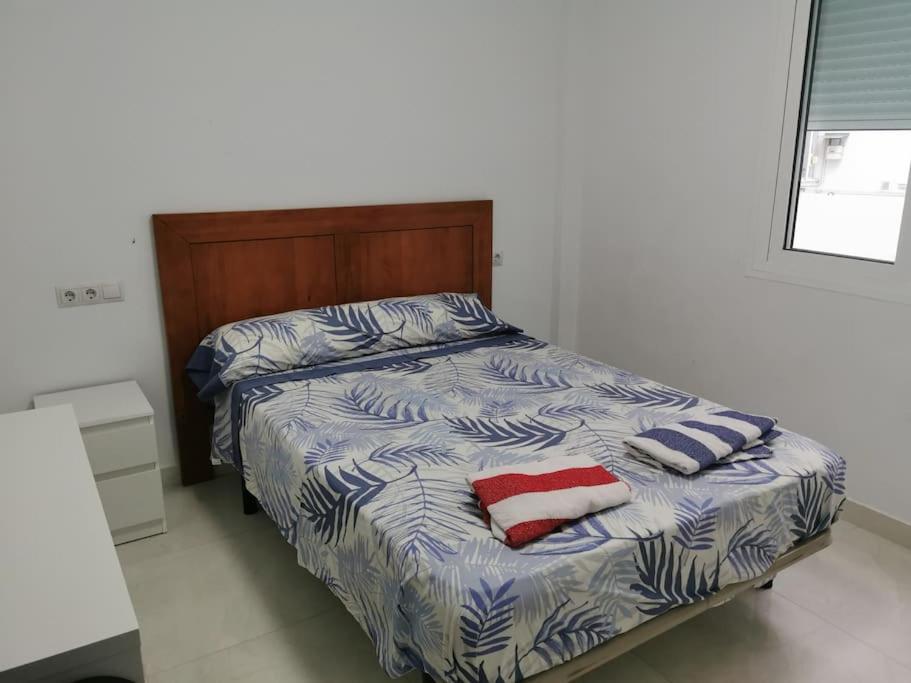um quarto com uma cama com duas toalhas em Preciosoy gran apartamento terraza con vistas wifi y climatización em Málaga