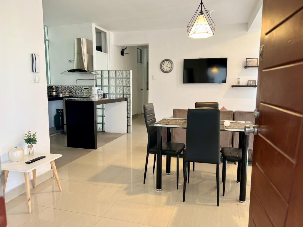 a dining room and kitchen with a table and chairs at DEPARTAMENTO EN CIPRESES in Urbanizacion Buenos Aires