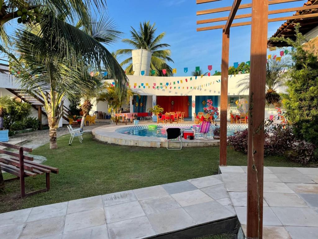 ein Resort mit einem Pool und einem Gebäude in der Unterkunft Por do Sol Pousada Praia in São Luís