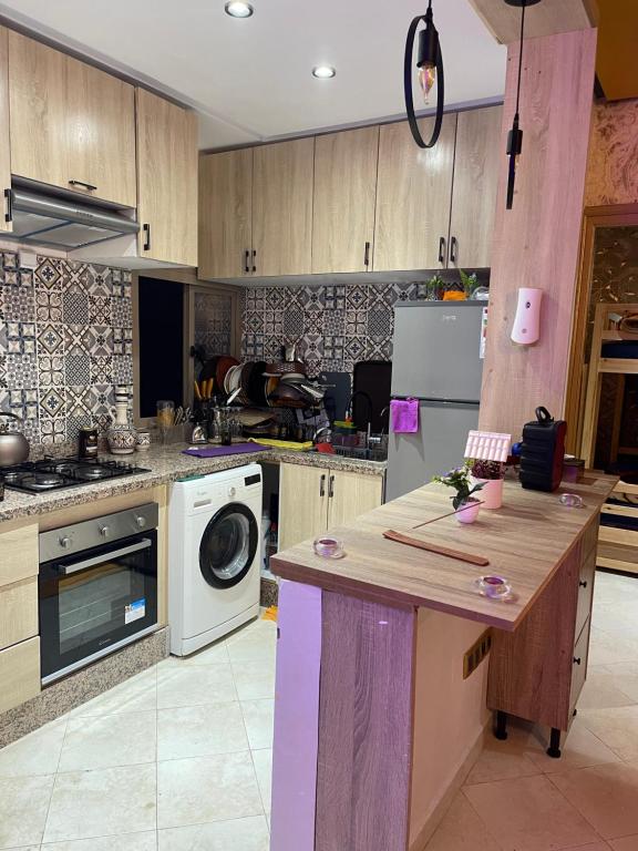 Apparemment élégante a sidi bouzid face a la mere