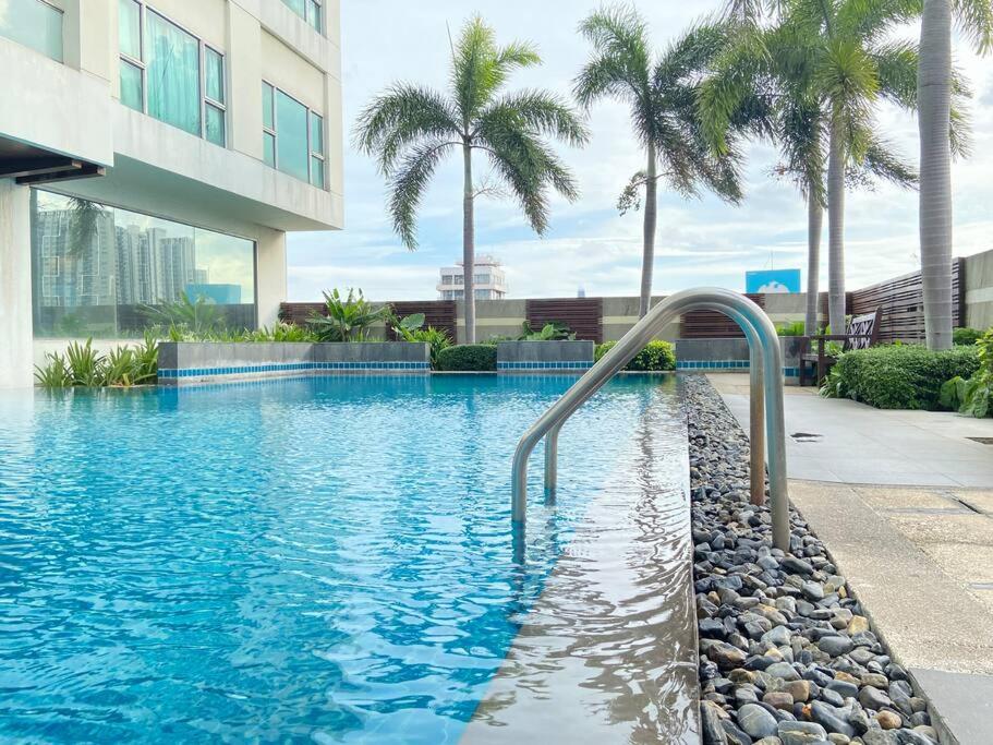 una piscina con pasamanos en un edificio en Baan Nonzee Condo Kingsize bed Big room in Sathorn, en Bangkok