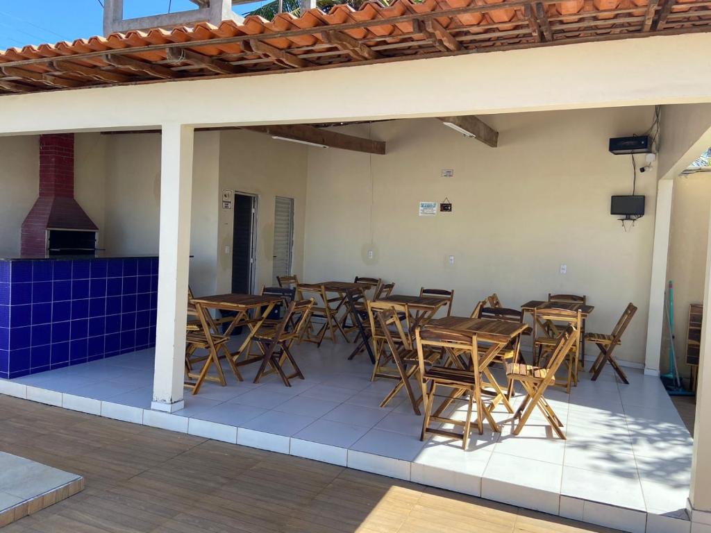eine Gruppe von Tischen und Stühlen auf einer Terrasse in der Unterkunft Dunas Residence Casa n16 in Santo Amaro