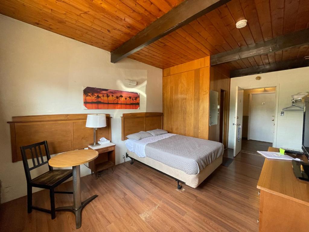 um quarto com uma cama, uma mesa e uma secretária em Rosthern hotel em Rosthern